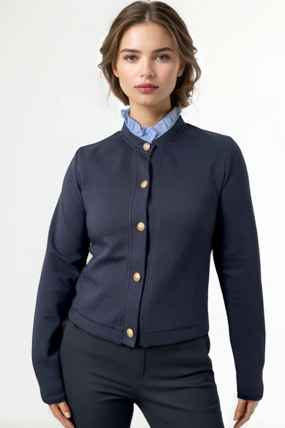 Chaqueta azul marino con botones dorados