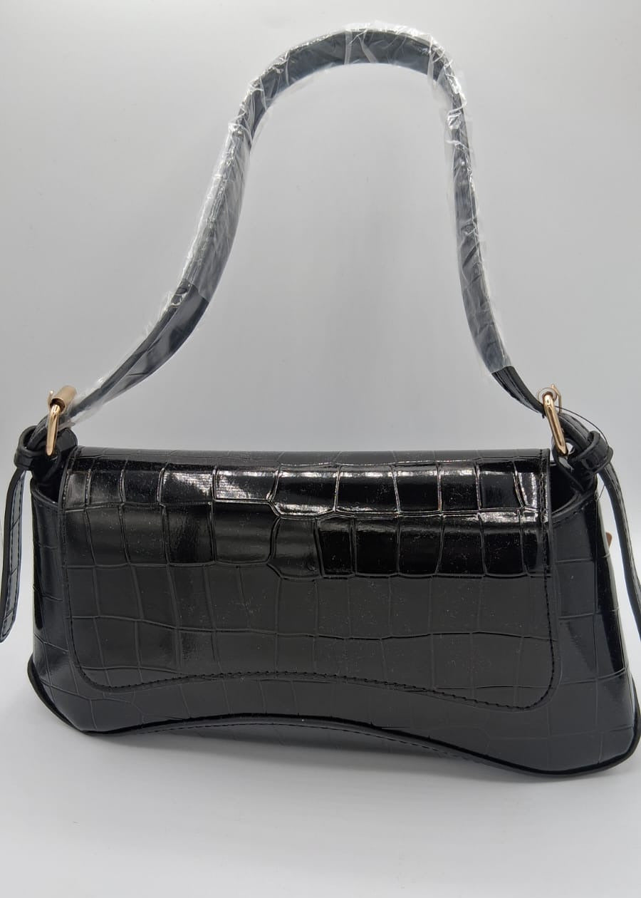 Cartera baguette negra con textura efecto cocodrilo y correa de hombro.