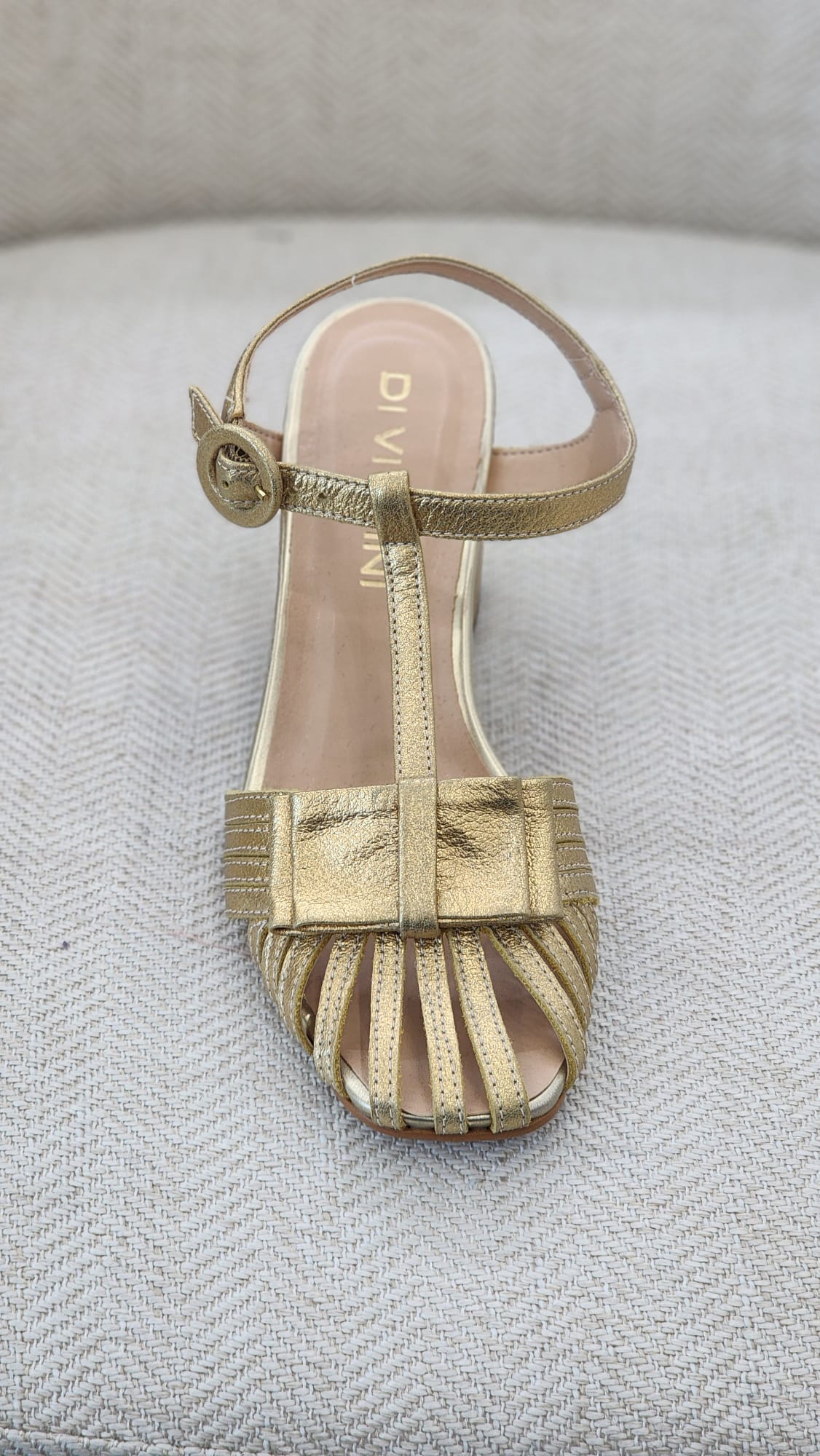 Tacones dorados con tacón cuadrado y diseño trenzado frontal