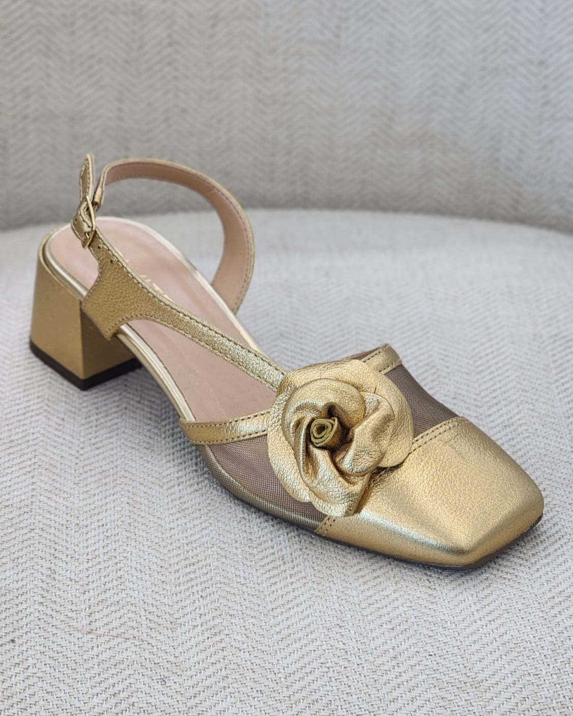 Zapatos dorados con flor y punta cuadrada