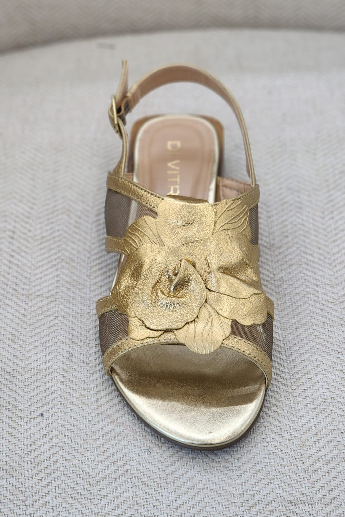 Zapatos dorados con flor 3D y tacón bajo cuadrado