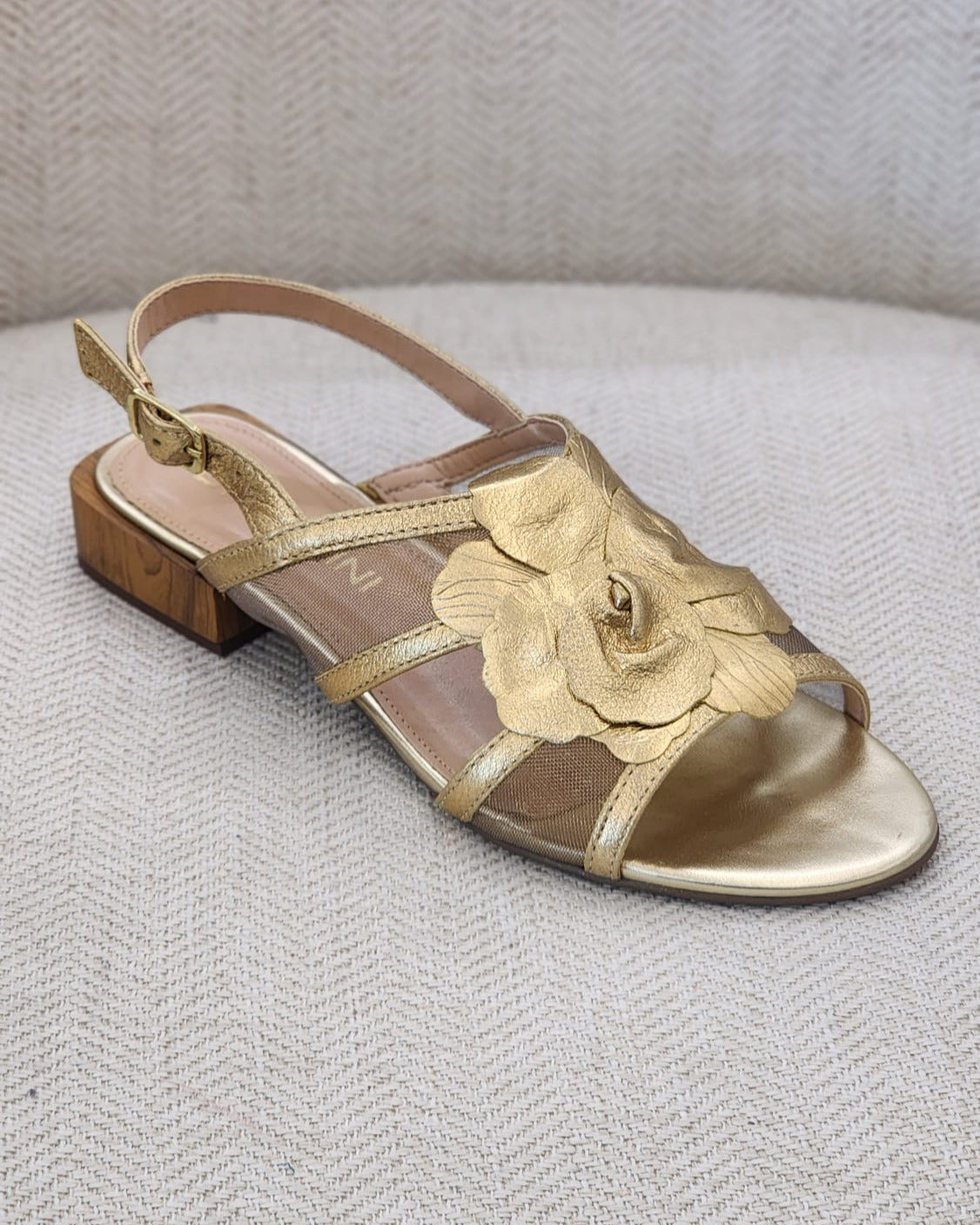 Zapatos dorados con flor 3D y tacón bajo cuadrado