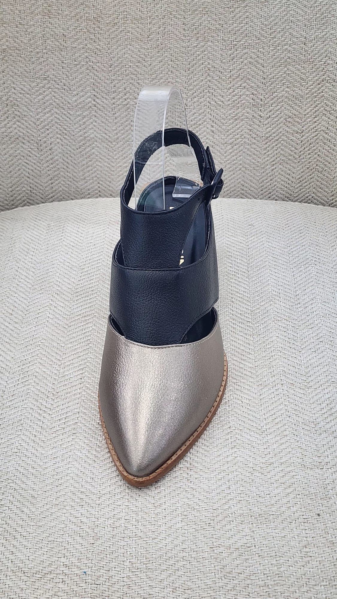 Tacones bicolor negro y plata metálica con punta fina