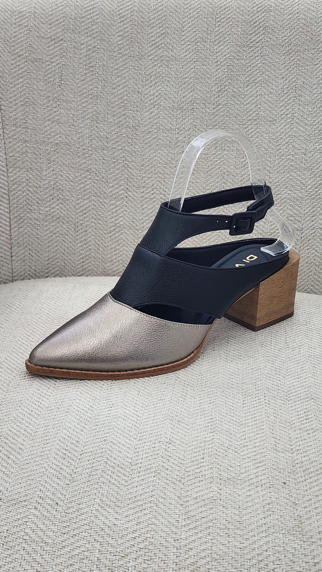 Tacones bicolor negro y plata metálica con punta fina