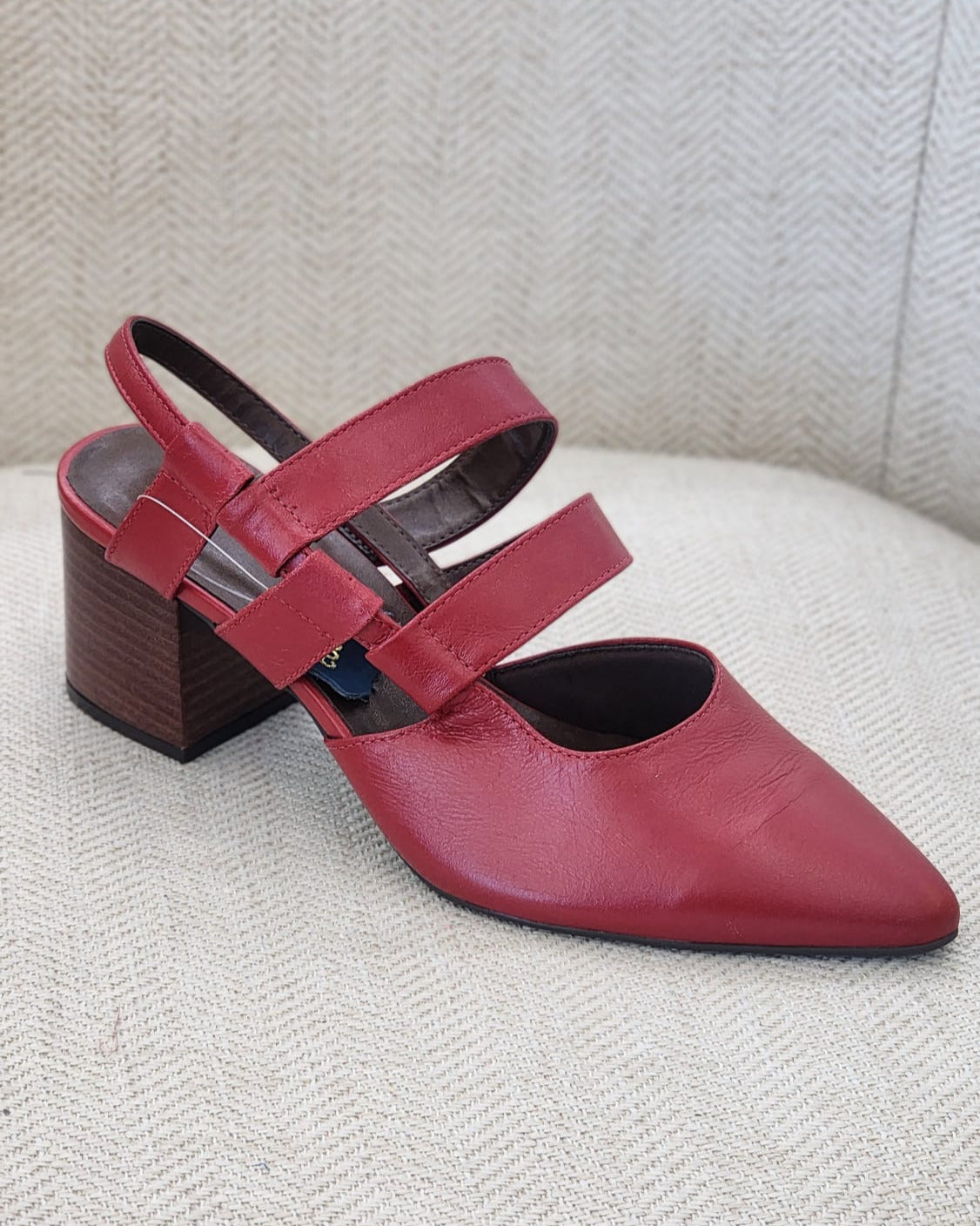 Vista lateral de zapato scarlet con tacón bloque medio y tiras dobles modernas.
