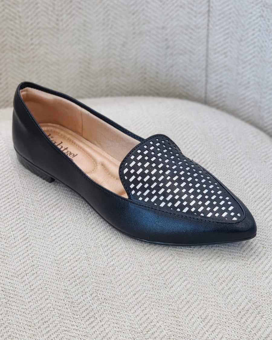 Mocasín plano negro con diseño calado y detalle metálico plata – Lightgel