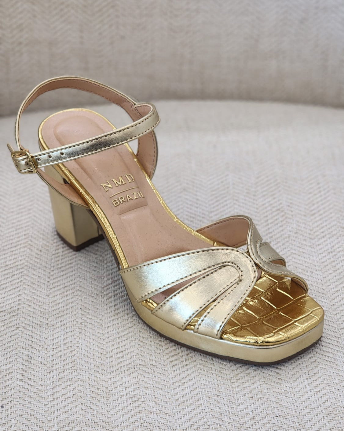 Tacones dorados con tacón cuadrado y pulsera al tobillo