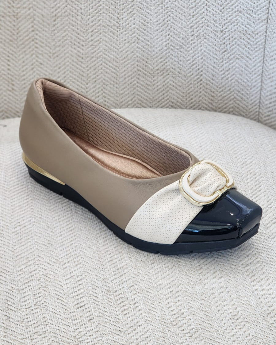 Zapato Piccadilly Maxi beige y off white con punta charol negro