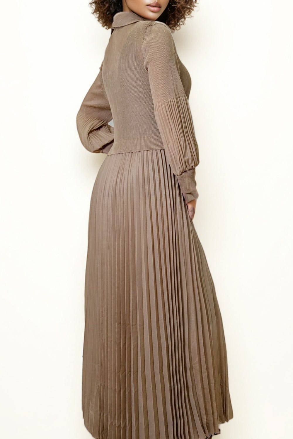 Set crema plisado de falda larga y blusa con lazo