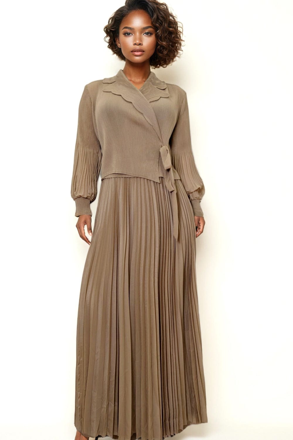 Set crema plisado de falda larga y blusa con lazo