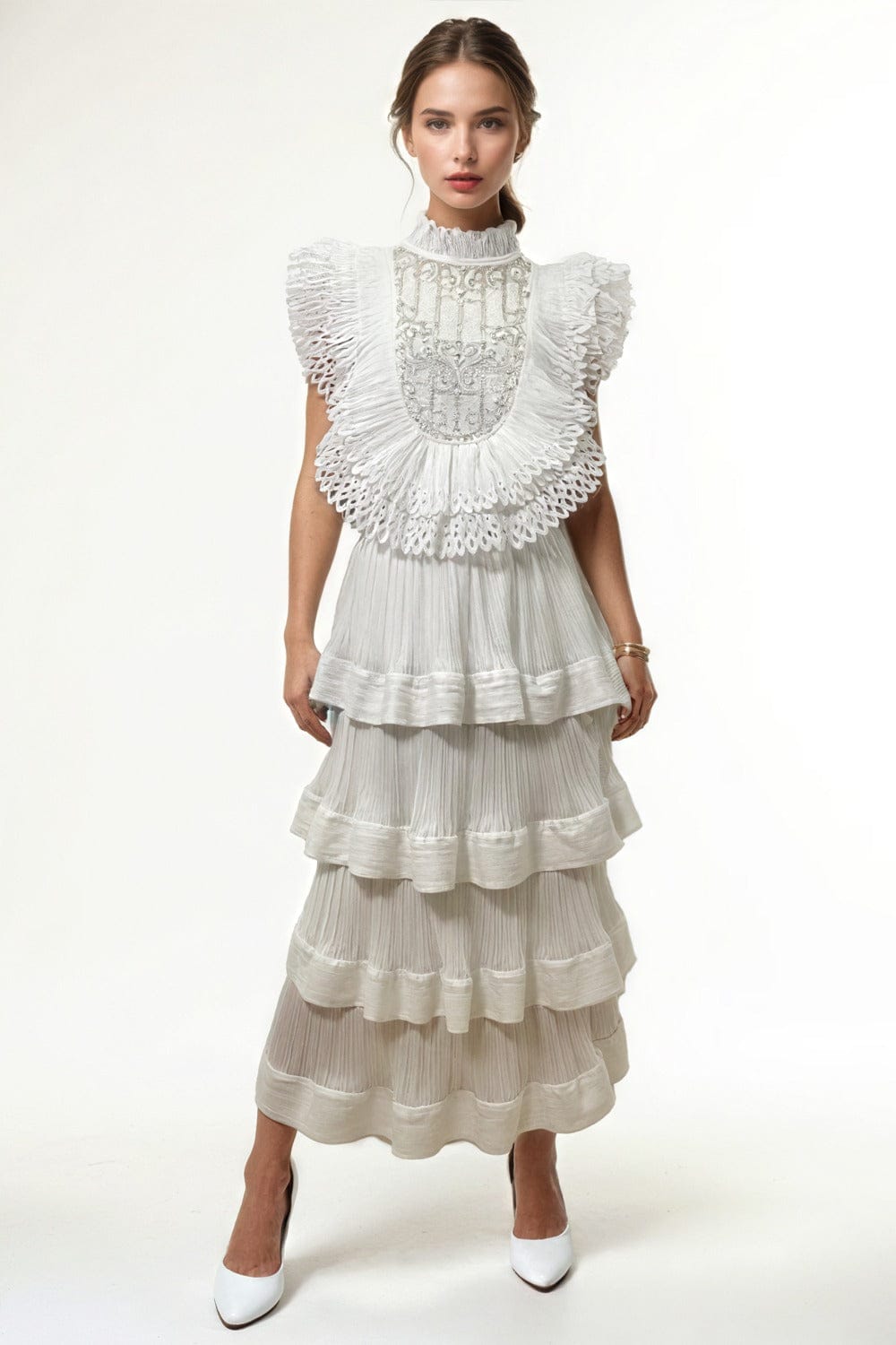 Traje blanco midi con volantes y encaje estilo bohemio