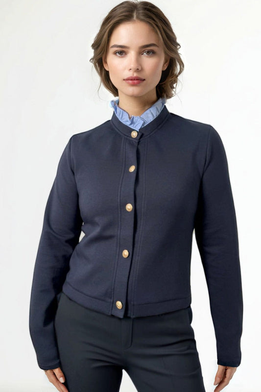 Chaqueta azul marino con botones dorados