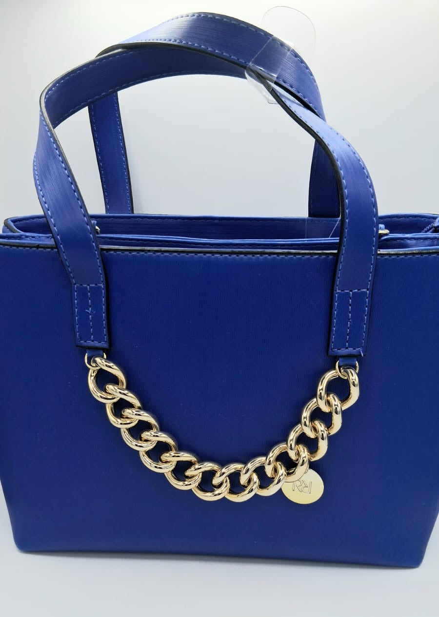 Cartera de hombros azul royal con cadena dorada decorativa y mango doble.