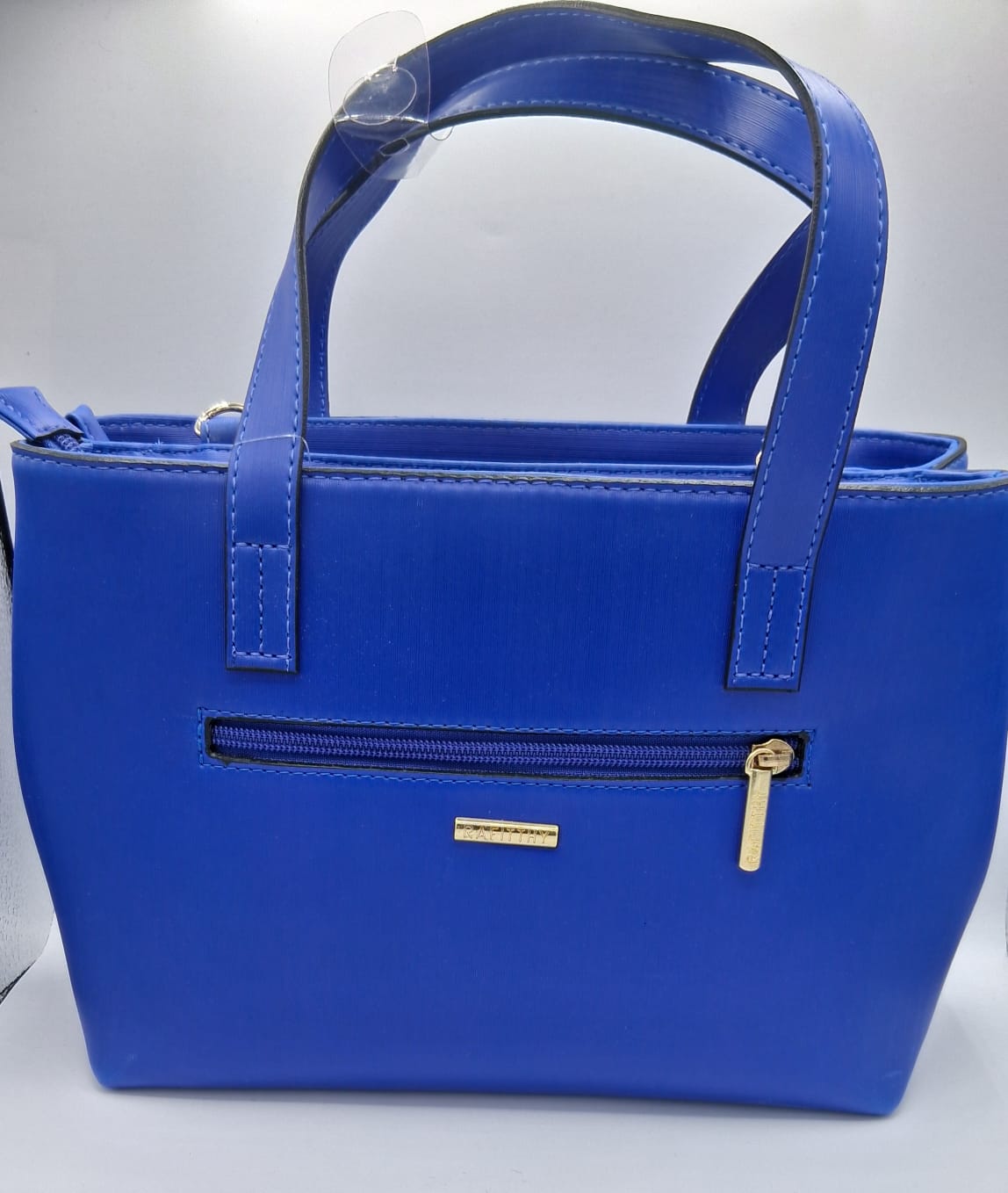 Cartera azul royal con bolsillo trasero de zipper dorado y mangos resistentes.