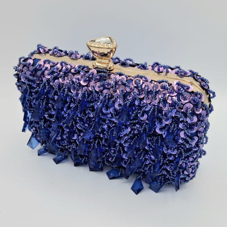 Clutch rígido azul zafiro con lentejuelas brillantes y cristales colgantes, broche joya superior.