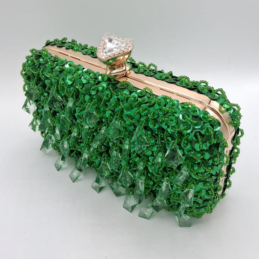 Clutch rígido verde esmeralda con lentejuelas y cristales colgantes, cierre de broche joya.
