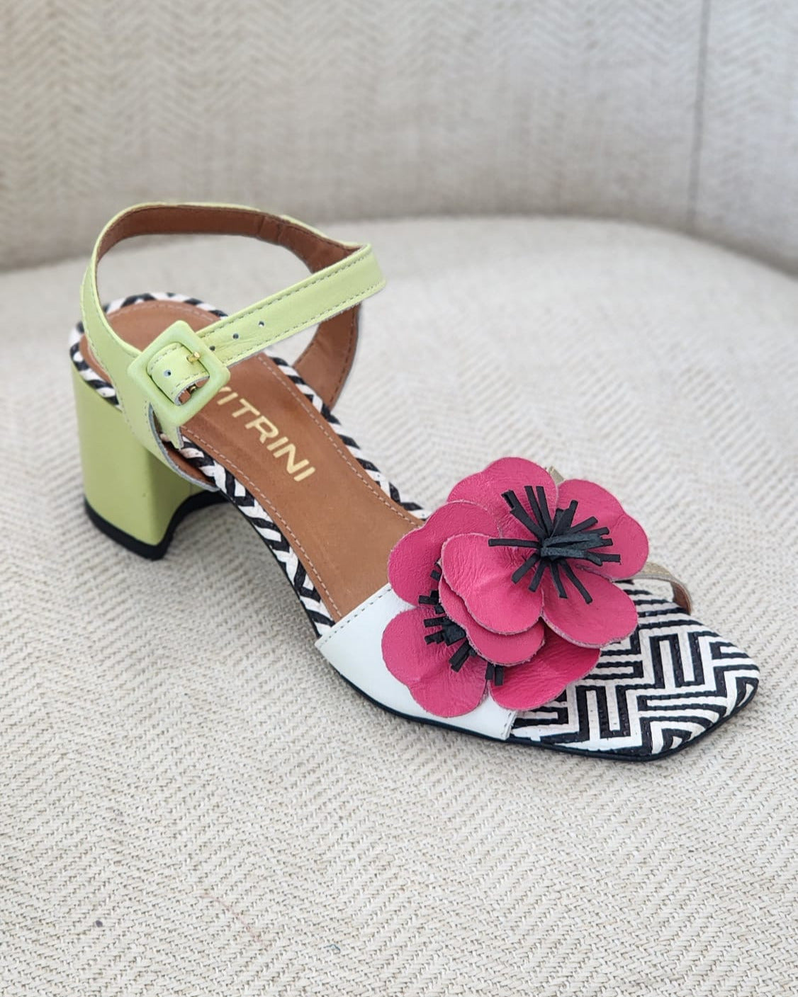 Sandalia multicolor con flores decorativas Di Vitrini