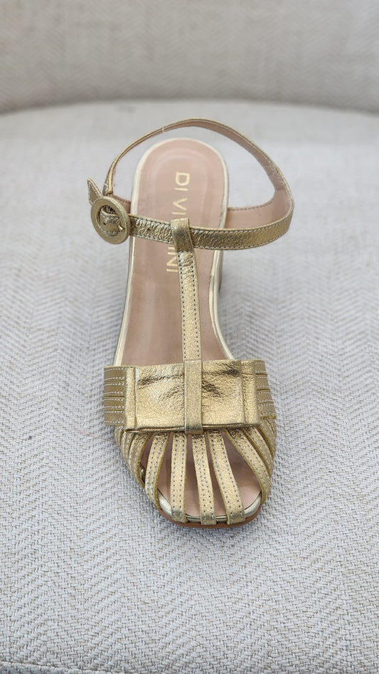 Tacones dorados con tacón cuadrado y diseño trenzado frontal