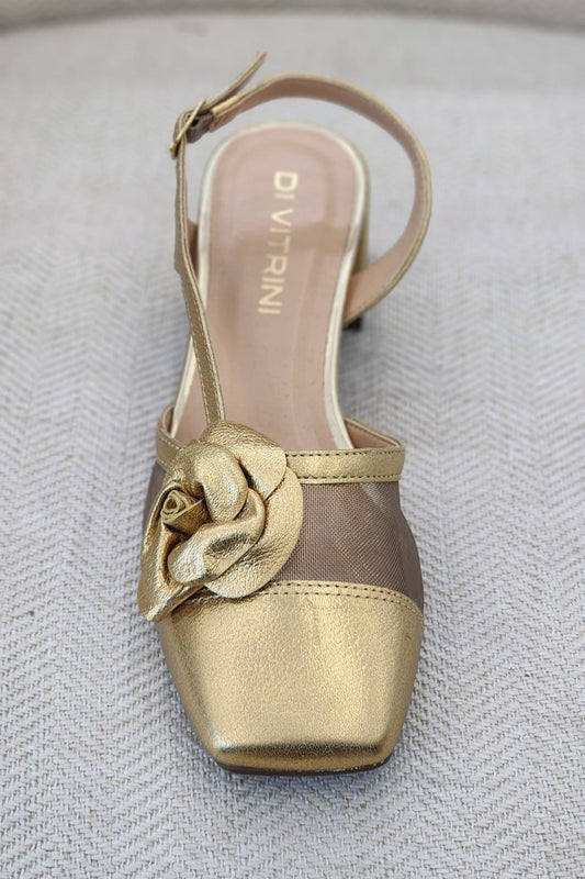 Zapatos dorados con flor y punta cuadrada