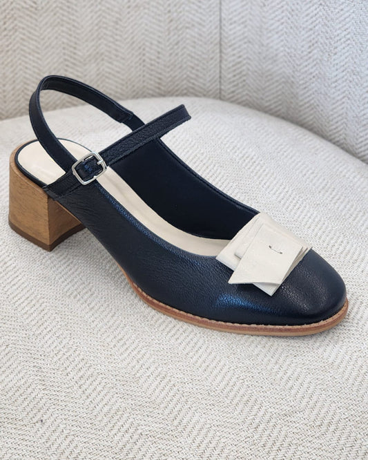 Zapato slingback negro con detalle en punta off white