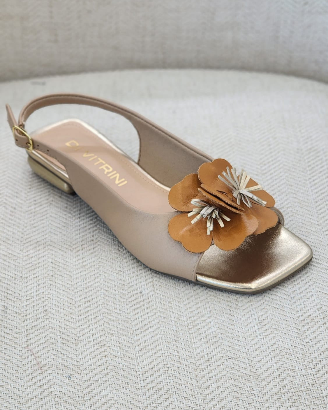 Tacón bajo almendra con flores decorativas Davitrini