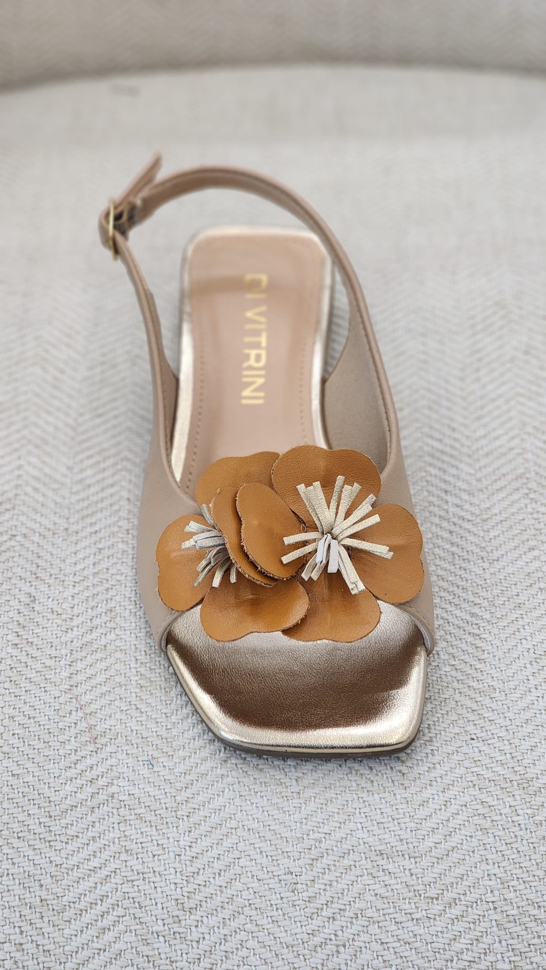 Tacón bajo almendra con flores decorativas Davitrini