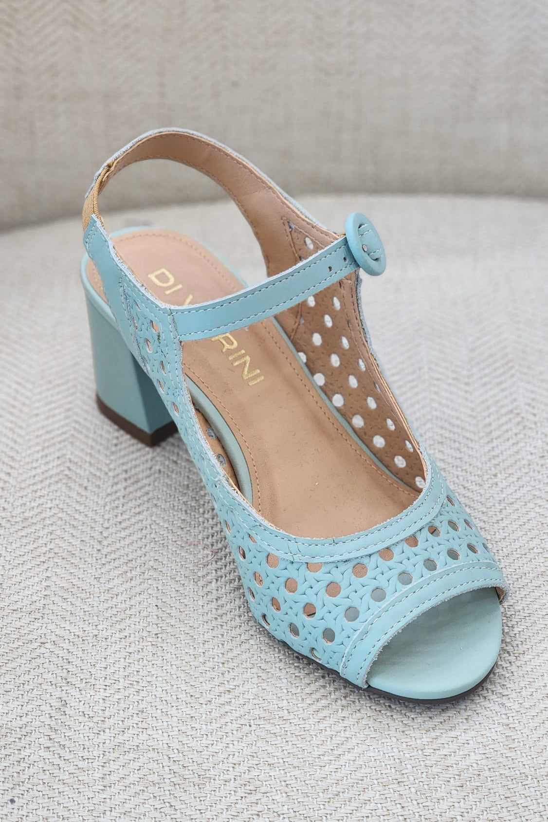 Sandalia color menta con diseño calado, correa con hebilla redonda y tacón bloque medio.