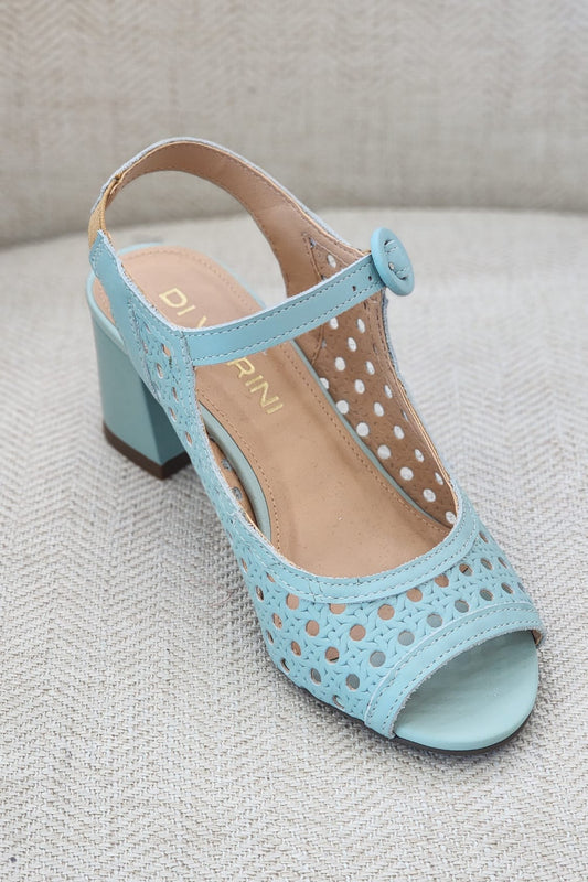 Sandalia color menta con diseño calado, correa con hebilla redonda y tacón bloque medio.