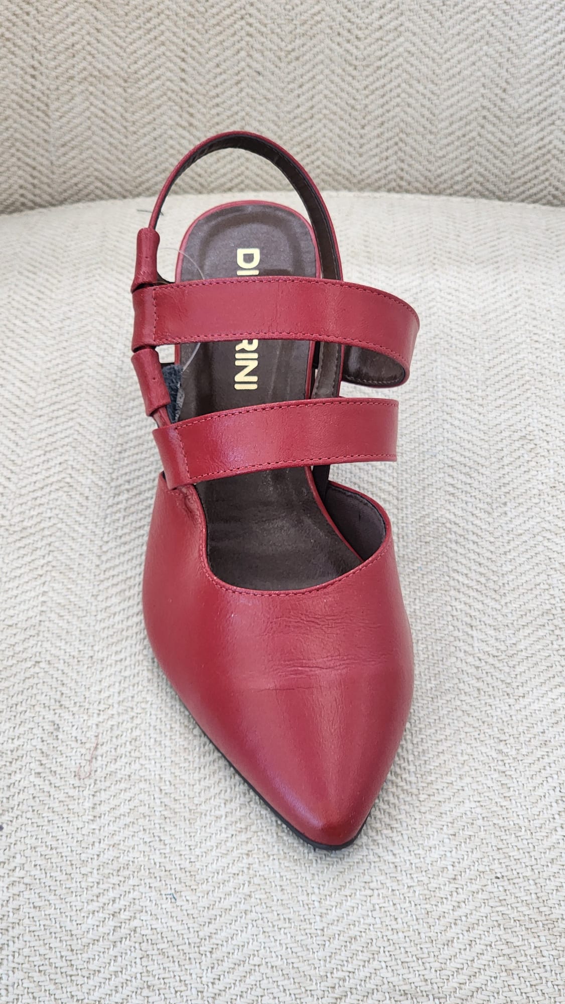 Vista frontal de zapato scarlet con doble tira y diseño elegante de punta afilada.