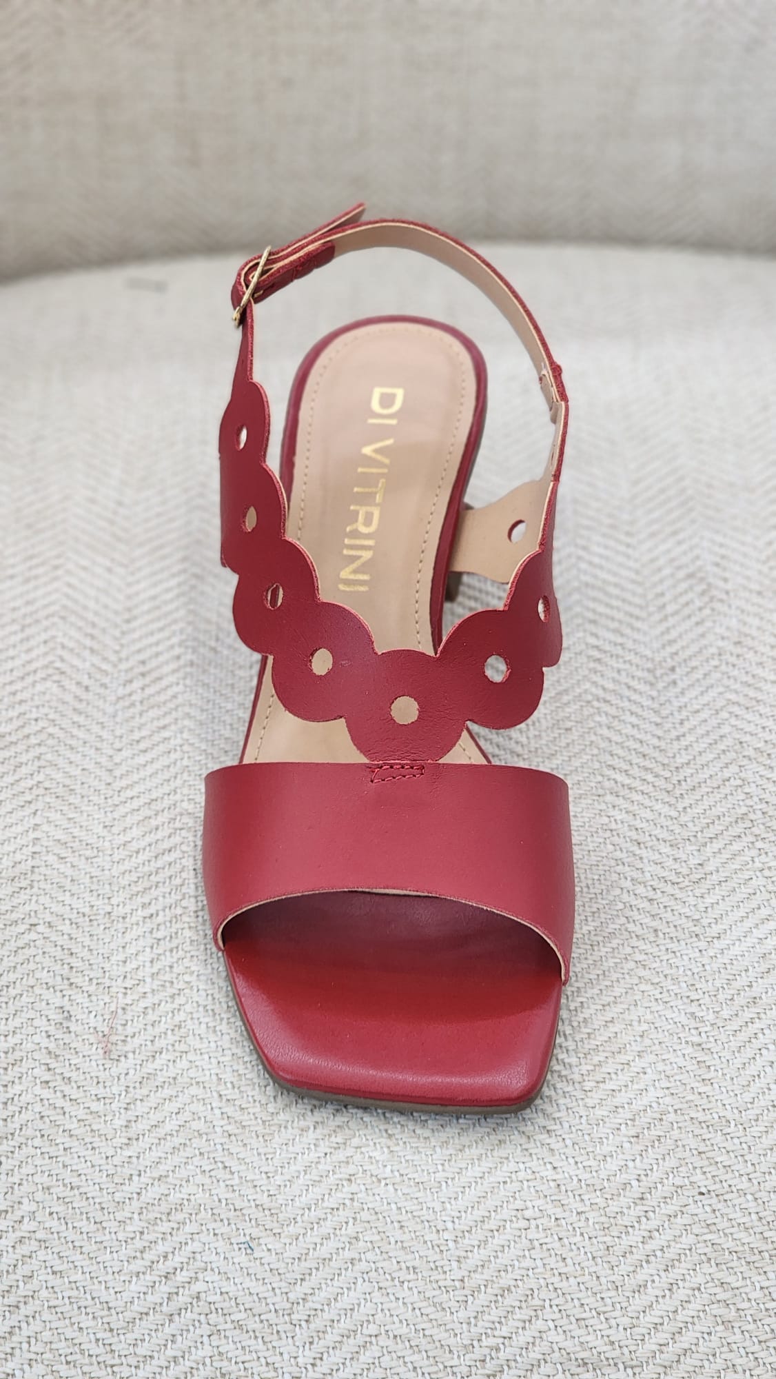 Sandalia vino fucsia con tiras caladas florales, punta cuadrada y correa ajustable en el tobillo.