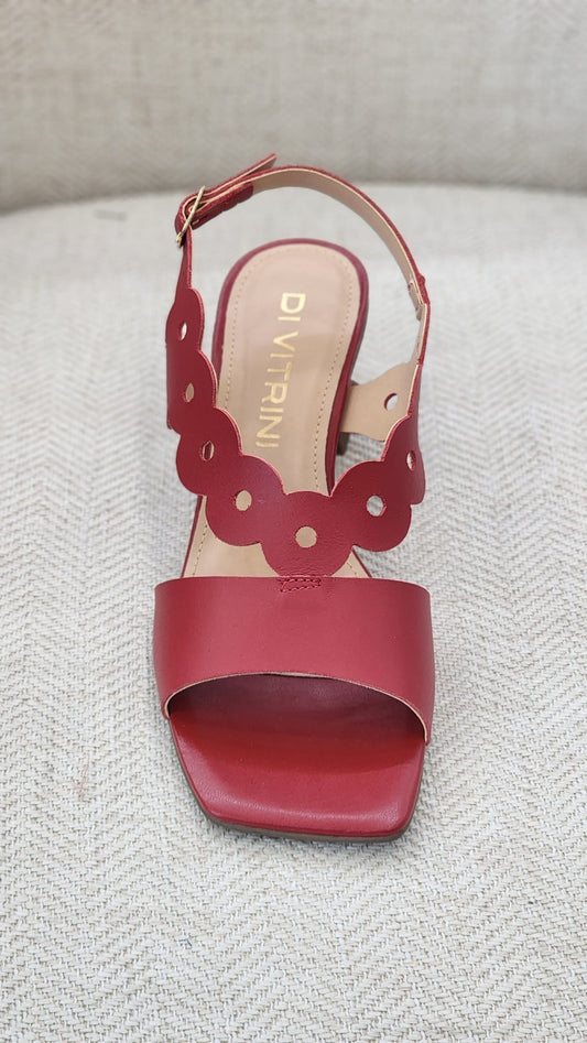 Sandalia vino fucsia con tiras caladas florales, punta cuadrada y correa ajustable en el tobillo.