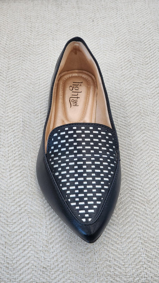 Mocasín plano negro con diseño calado y detalle metálico plata – Lightgel