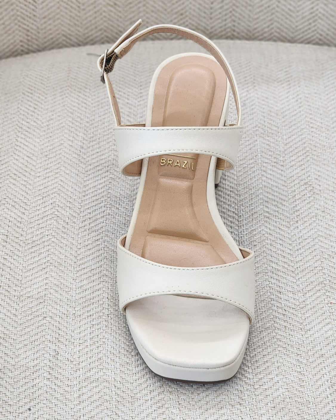 Tacón cuadrado off white con tiras y hebilla ajustable