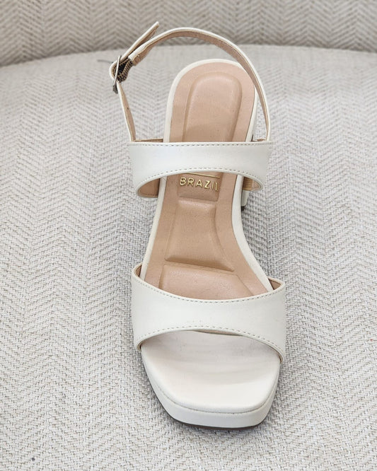 Tacón cuadrado off white con tiras y hebilla ajustable