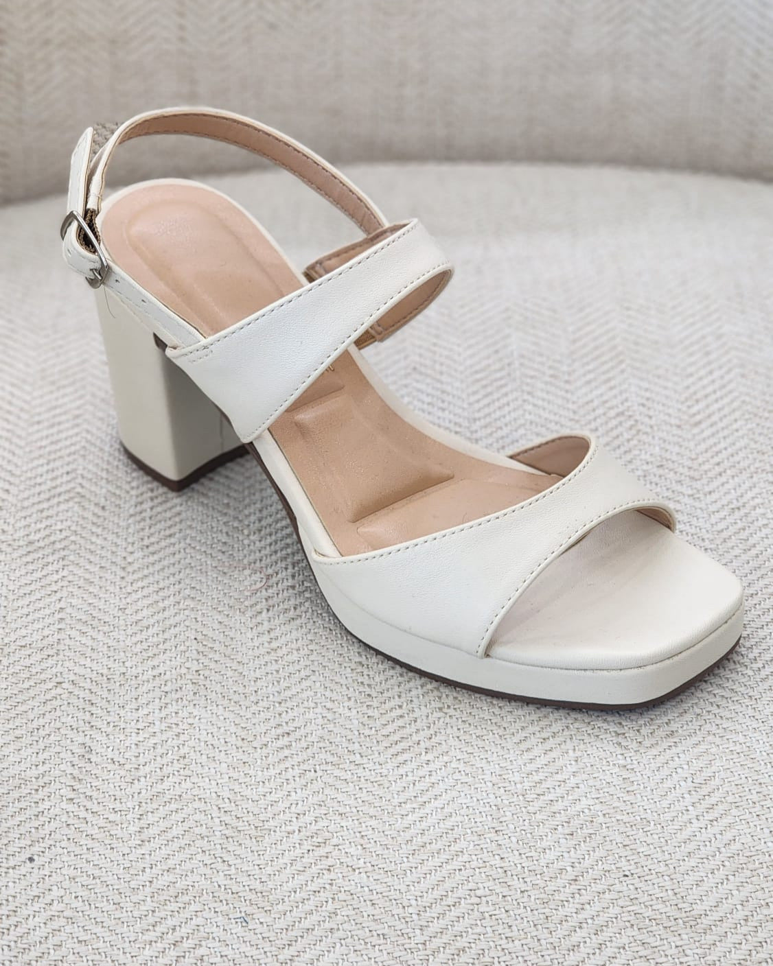Tacón cuadrado off white con tiras y hebilla ajustable