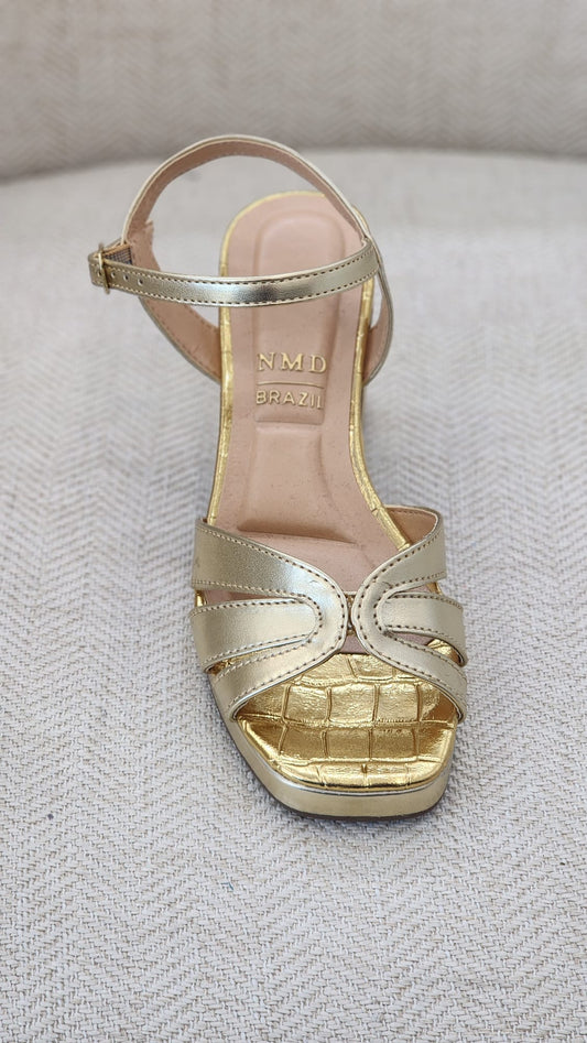 Tacones dorados con tacón cuadrado y pulsera al tobillo
