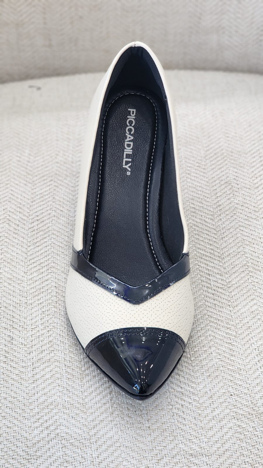 Tacón bicolor punta fina – Blanco y navy con charol