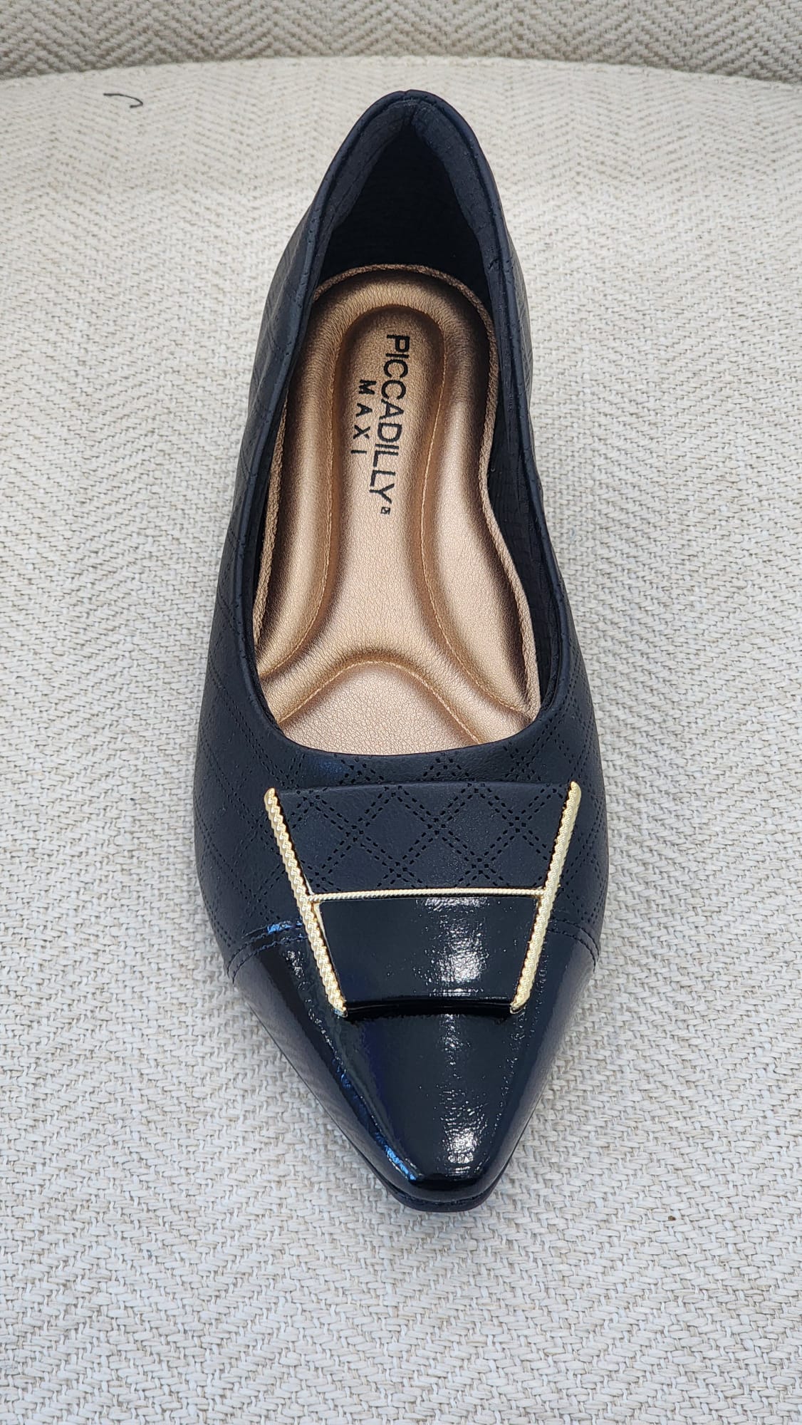 Zapato plano negro con detalle dorado – Piccadilly Maxi