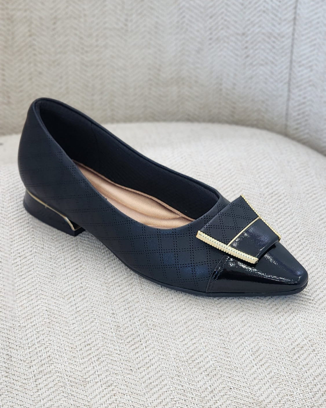 Zapato plano negro con detalle dorado – Piccadilly Maxi