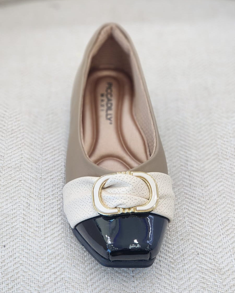Zapato Piccadilly Maxi beige y off white con punta charol negro