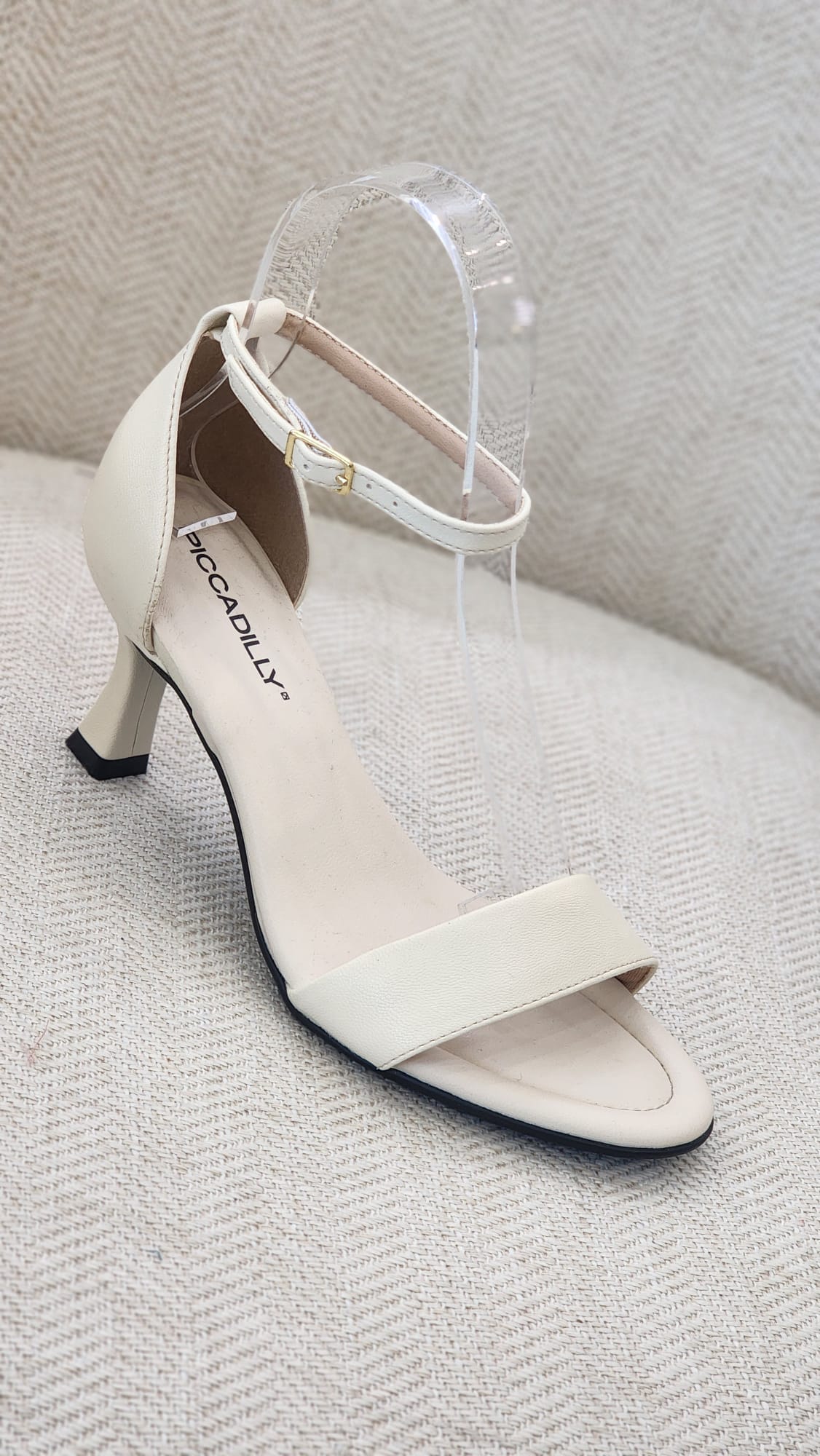 Tacón off white con pulsera al tobillo – Piccadilly