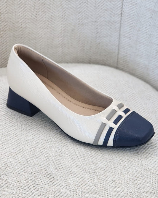 Zapato Piccadilly Clásico off white con punta azul marino
