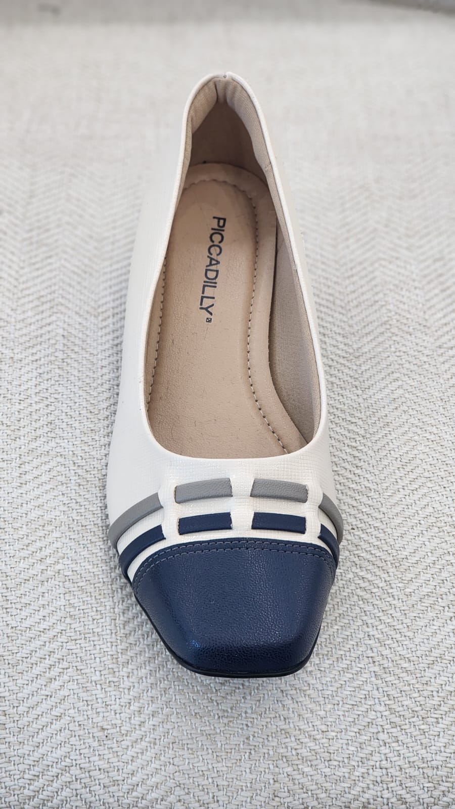 Zapato Piccadilly Clásico off white con punta azul marino